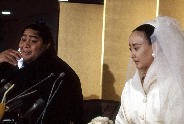 Hachijukichi KONISHIKI  1992  Japan: 1992, Tokyo   Konishiki and his newly wedded wife, Sumika Shiota, hold a news conference following their marriage in Tokyo in 1992. Born Saleva a Fuauli Atisano e, Konishiki became the first foreign born wrestler ever to reach ozeki, the second highest rank in the sport. His career spanned 15 years from 1982 to 1997. At a peak weight of 287 kg, he was the heaviest rikishi ever in sumo, earning him the nickname  The Dump Truck.   Photo by Fujifotos AFLO  FYJ