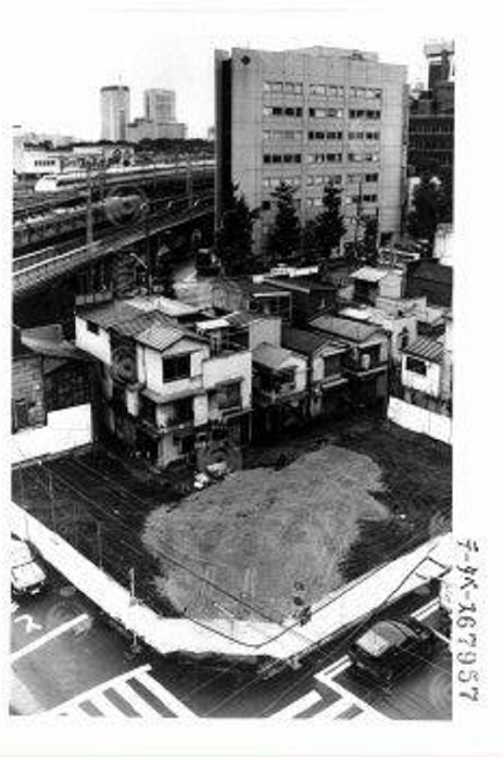 The Shinbashi 4 chome restaurant district, which was raised to the ground, is also uninhabited. The Shinbashi 4 chome restaurant district, which was raised to the ground, is also uninhabited. Photo by Mainichi Newspaper AFLO in July 1991  Photo by Mainichi Newspaper AFLO   2400 . 