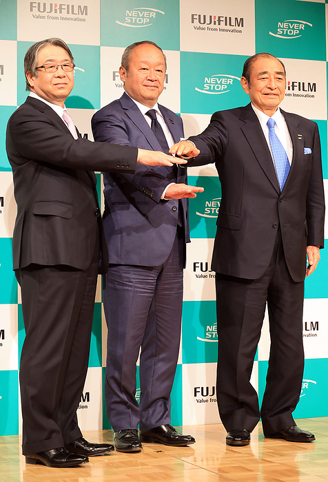 Japan s Fujifilm Holdings chairman Shigetaka Komori will step down while director Teiichi goto becomes president March 31, 2021, Tokyo, Japan    R L  Japan s Fujifilm Holdings chairman and CEO Shigetaka Komori, director Teiichi Goto and president and COO Kenji Sukeno join their hands for photo at a press conference in Tokyo on Wednesday, March 31, 2021. Komori will step down to advisor while Goto will become president and CEO, Sekeno will be chairman of the board after the shareholders meeting in June. Komori served as president and chairman of the company for 21 years and expand their business from filmmaker to chemical and medical company.    Photo by Yoshio Tsunoda AFLO 