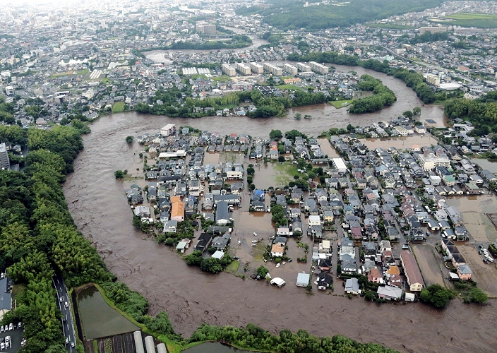 Torrential rainfall in northern Kyushu in July 2012 A residential area flooded by the overflowing Shirakawa River  11:02 a.m., December 12, in Kita ku, Kumamoto City, as seen from the head office helicopter .