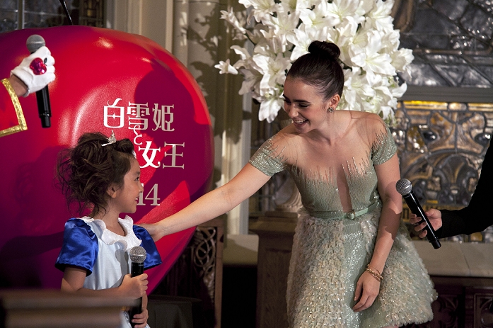 Kanon Tani and Lily Collins, Jul 18, 2012 : Tokyo, Japan (L-R) The child actress Tani Kanon talks with Lily Collins at the Premier of 