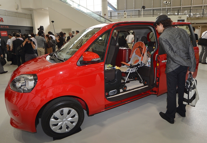 Two Petit Van Models from Toyota Porte and Spade July 23, 2012, Tokyo, Japan   Toyota Motor Corp. unveils two new types of compact minivans   Porte and Spade   during a launch at its Tokyo head office on Monday, July 23, 2012. The completely redesigned Porte feature  a large, wide, remote controlled electric sliding doors for easy passenger get on and get off.  Photo by Natsuki Sakai AFLO  AYF  mis 