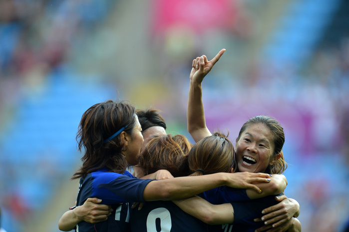 London 2012 Olympics Soccer Women s Kawasumi scored the first goal Japan Women s team group  JPN , Homare Sawa  JPN , JULY 25, 2012   Football   Soccer : Women s First Round Group F between Japan Women s 2 1 Canada Women s at City of Coventry Stadium during the London 2012 Olympic Games in Coventry, UK.   Photo by Jun Tsukida AFLO SPORT   0003 . 