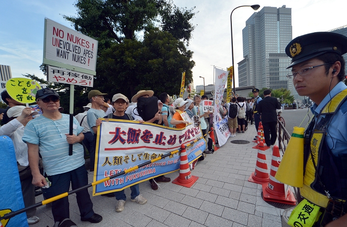 Demonstration for nuclear power plant phase out in extremely hot weather Annual Friday rally in front of the Prime Minister s Office July 27, 2012, Tokyo, Japan   Carrying improvised placards and signs, citizens rally behind the anti nuclear slogan on a street corner across the street Growing anti nuclear sentiments bound otherwise politically nonchalant Japanese together into a huge rolling wave Otherwise politically nonchalant Japanese together into a huge rolling wave of protests against the government s nuclear policy and utility companies operating nuclear power plants across the country.  Photo by Natsuki Sakai AFLO  AYF mis 