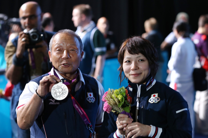 2012 London Olympics, Weightlifting, Women s 48kg, Award Ceremony, Miyake wins silver medal L to R  Yoshiyuki Miyake, Hiromi Miyake  JPN  JULY 28, 2012   Weightlifting : Women s 48kg at ExCeL during the London 2012 Olympic Games in London, UK.  Photo by Koji Aoki AFLO SPORT   0008 .