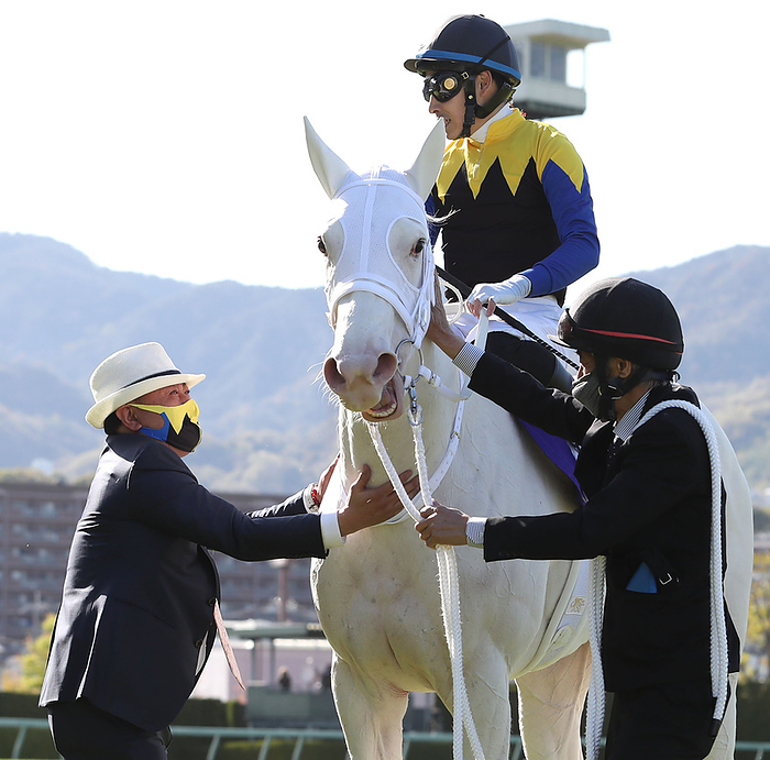2021 Sakurahana sho  G1  Sodashi wins, becoming the first white haired horse to win the Classic. Trainer Naosuke Sukai  left  is thrilled to win the Cherry Blossom Prize with Sodashi on April 11, 2021, at the Hanshin Racecourse.