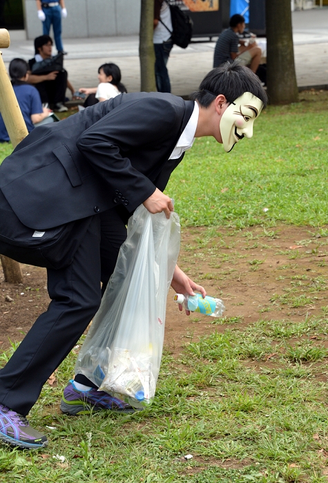 Cleanup activities outside the Comiket venue Anonymous Volunteer Group August 10, 2012, Tokyo, Japan   An anonymous group of volunteers, all wearing face masks and carrying plastic bags, picks up litters outside the exhibition hall where comic market takes place on the Tokyo Bay waterfront on Friday, August 10, 2012.  Photo by Natsuki Sakai AFLO  AYF  mis 