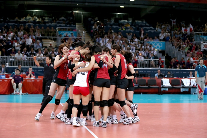 2012 London Olympics Volleyball Women s 3rd Place Match Japan Wins Bronze Medal Japan team group  JPN ,  AUGUST 11, 2012   Volleyball : Japan team celebrate after winning the  Women s Bronze medal match between Japan 3 0 South Korea at Earls Court during the London 2012 Olympic Games in London, UK.    Photo by Koji Aoki AFLO SPORT   0008 