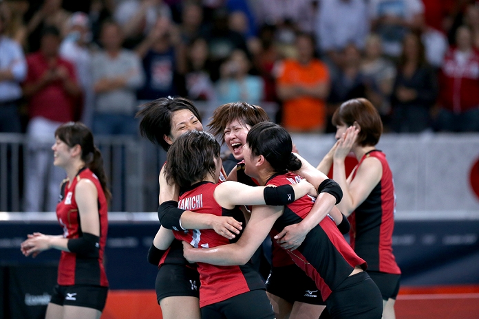 2012 London Olympics Volleyball Women s 3rd Place Match Japan Wins Bronze Medal Japan team group  JPN ,  AUGUST 11, 2012   Volleyball : Japan team celebrate after winning the  Women s Bronze medal match between Japan 3 0 South Korea at Earls Court during the London 2012 Olympic Games in London, UK.    Photo by Koji Aoki AFLO SPORT   0008 