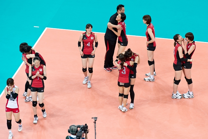 2012 London Olympics Volleyball Women s 3rd Place Match Japan Wins Bronze Medal Japan team group  JPN ,  AUGUST 11, 2012   Volleyball :  Japan team celebrates after winning the   Women s Bronze medal match between Japan 3 0 South Korea at Earls Court during the London 2012 Olympic Games in London, UK.     Photo by Enrico Calderoni AFLO SPORT   0391 