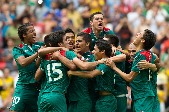London 2012 Olympics Soccer Men s Final Mexico team group  MEX , AUGUST 11, 2012   Football   Soccer : Mexico players celebrate after winning the Men s Football Final match between U 23 Brazil 1 2 U 23 Mexico of the London 2012 Summer Olympic Games at Wembley Stadium in London, UK.  Photo by Enrico Calderoni AFLO SPORT   0391 