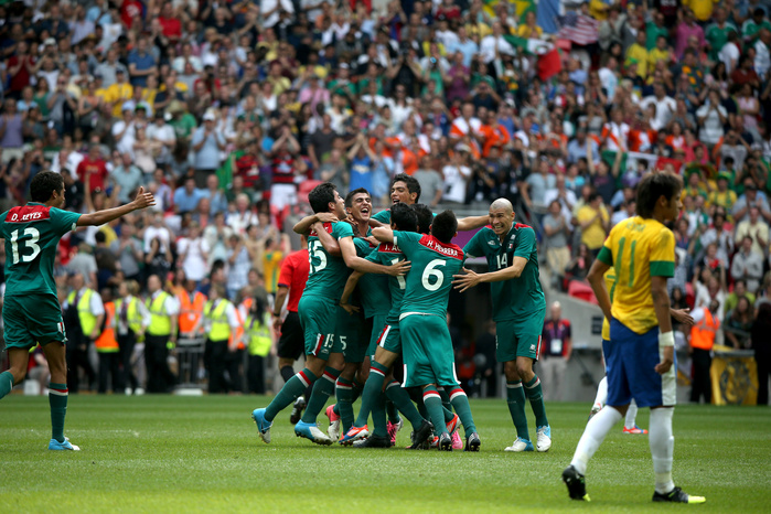 London 2012 Olympics Soccer Men s Final Mexico team group  MEX ,  AUGUST 11, 2012   Football   Soccer :  Mexico players celebrate after winning the Men s Football Final match between U 23 Brazil 1 2 U 23 Mexico of the London 2012 Summer Olympic Games at Wembley Stadium in London, UK.    Photo by Koji Aoki AFLO SPORT   0008 