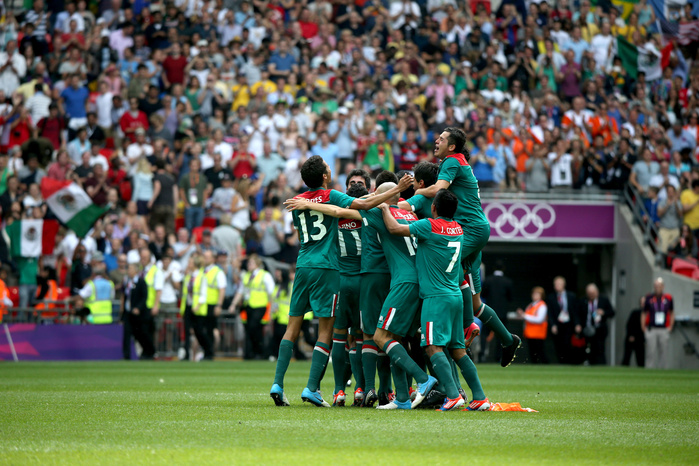 London 2012 Olympics Soccer Men s Final Mexico team group  MEX ,  AUGUST 11, 2012   Football   Soccer :  Mexico players celebrate after winning the Men s Football Final match between U 23 Brazil 1 2 U 23 Mexico of the London 2012 Summer Olympic Games at Wembley Stadium in London, UK.    Photo by Koji Aoki AFLO SPORT   0008 