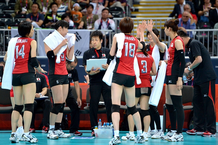 London 2012 Olympics Volleyball Women s 3rd Place Match Coach Yasuho  center  giving data  Coach Kiyoshi Yasuho, Japan Women s team group  JPN , AUGUST 11, 2012 Japan Women s team group  JPN , AUGUST 11, 2012   Volleyball : Women s Bronze Medal Match between South Korea 0 3 Japan at Earls Court during the London 2012 Olympic Games in London, UK.  Photo by Jun Tsukida AFLO SPORT   0003 . Coach Ambo  center  gives data to the players. 