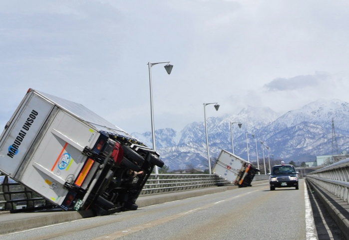 Storm, two trucks overturned  Toyama Two trucks overturned by strong winds one after the other on the Shinbu Ohashi Bridge in Toyama City at 1:11 p.m. on April 3, 2012.