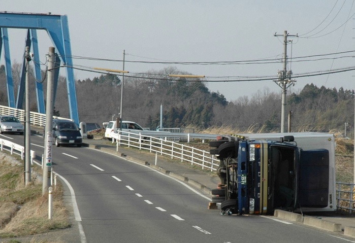 Bomb low overturned a truck driven by strong wind  Kakuda, Miyagi Prefecture. A truck overturned by strong winds in Kakuda City at around 3:30 p.m. on April 4, 2012  photo by Hideo Toyoda