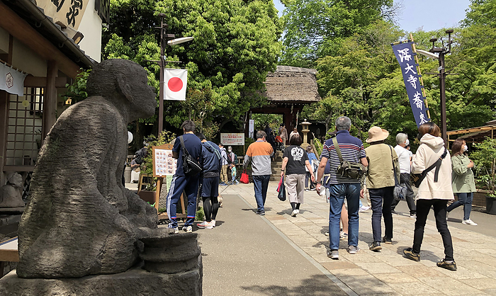 GW 3rd state of emergency declared for Tokyo due to corona disaster May 4, 2021 GW of corona disaster 3rd emergency declared Tokyo Jindaiji temple approach in front of the temple gate Chofu, Tokyo