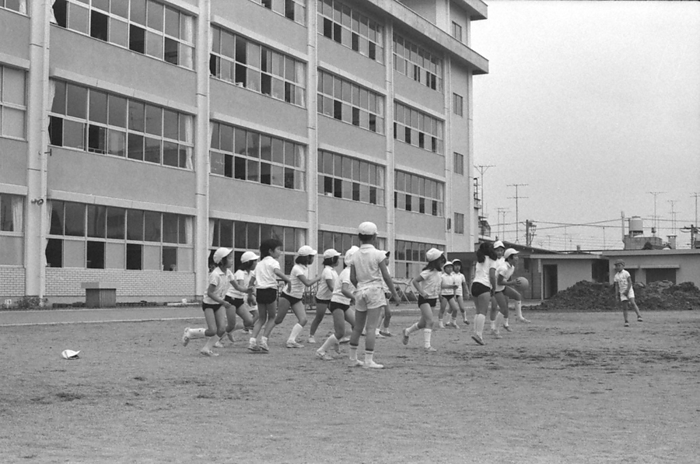  Published in  History of the Showa Period for 100 Million People   4 , p. 90. Testimonial Documentary Cutaway Photographs : Modern children enjoying ball games with vigor. The next generation they will build will be ...... Taken at Chuo Elementary School in Utsunomiya City, Tochigi Prefecture, by a member of the photography club  Date of photograph unknown  Published in  History of the Showa Era: 100 Million People   4 , p. 90.