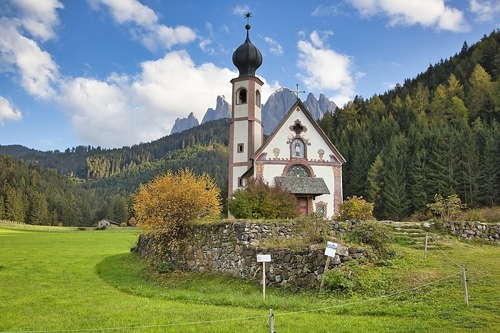 Val di Funes, Church of St. Johann in Ranui, chapel, Geislerspitzen, Geisler Peaks