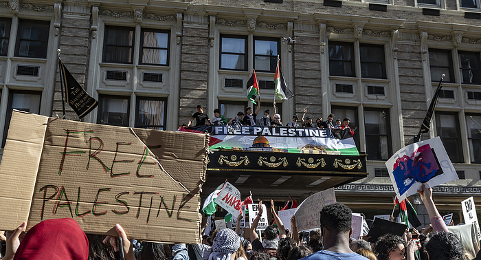 Israeli Palestinian Clashes Intensify Demonstrations Around the World May 15, 2021, Boston, Massachusetts, USA: Pro Palestine protesters climb up an awning of Park Plaza hotel where Consulate General of Israel to New England is located, during a rally in solidarity with the Palestinian people amid going conflict with Israel in Boston.  Photo by Keiko Hiromi AFLO  