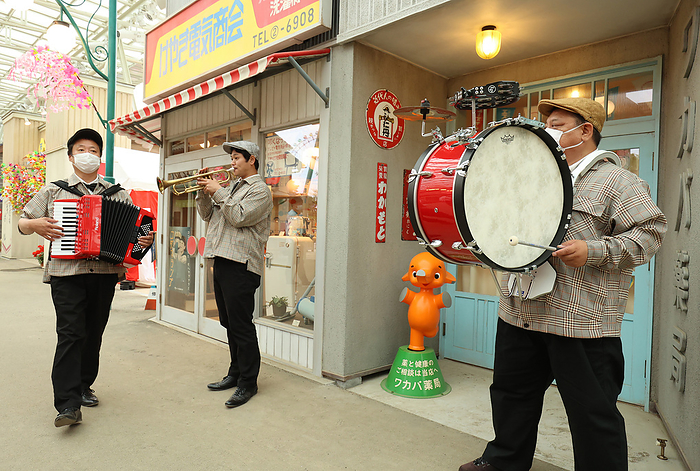 Seibuen amusement park is fully renovated and will reopen with the new attractions May 18, 2021, Tokorozawa, Japan   Actors perform as street band members at the renovated Seibuen amusement park which has the  Showa Retro , post WWII period atmosphere shopping arcade at a press preview in Tokorozawa, suburban Tokyo on Tuesday, May 18, 2021. Seibuen amusement park, closed temporarily last year for fully renovation, will reopen on May 19 with the new attractions.      Photo by Yoshio Tsunoda AFLO  