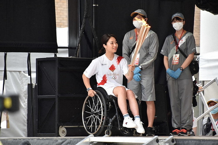 2020 Tokyo Olympics Torch Relay Wheelchair fencer Shino Kawai, holding a torch, takes the stage at 5:57 p.m. on June 3, 2021 in Toyama City.