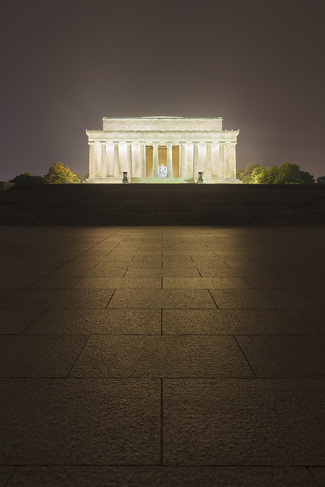 Lincoln Memorial, USA, District of Columbia, Washington, Lincoln Memorial on the National Mall at night USA, Washington DC, Pavement in front of illuminated Lincoln Memorial at night