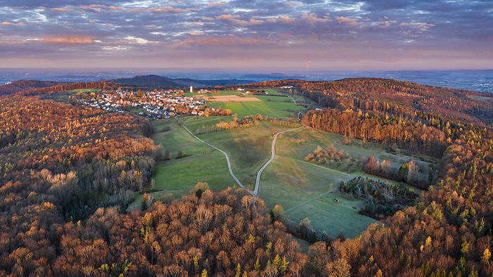 Drohnenaufnahme, Sonnenaufgang im Remstal, Baden W rttemberg, Deutschland Germany, Baden Wurttemberg, Drone view of village surrounded by autumn forest at dawn