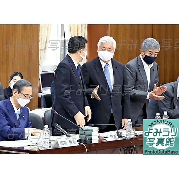 Former Defense Minister Gen Nakatani shakes hands with Liberal Democratic Party leader Shindo after the passage of the proposed amendment to the Referendum Law. Former Defense Minister Gen Nakatani  third from left  shakes hands with Yoshitaka Shindo  second from left , a Liberal Democratic Party member, after the House of Representatives Constitutional Review Committee passed a bill to amend the Referendum Law. At far left is Chairman Hiroyuki Hosoda. In the Diet. May 7, 2021 morning edition  scanner ,  LDP:  Constitutional Reform  Still a Hurdle  Referendum Law Amendment Bill to Be Passed.