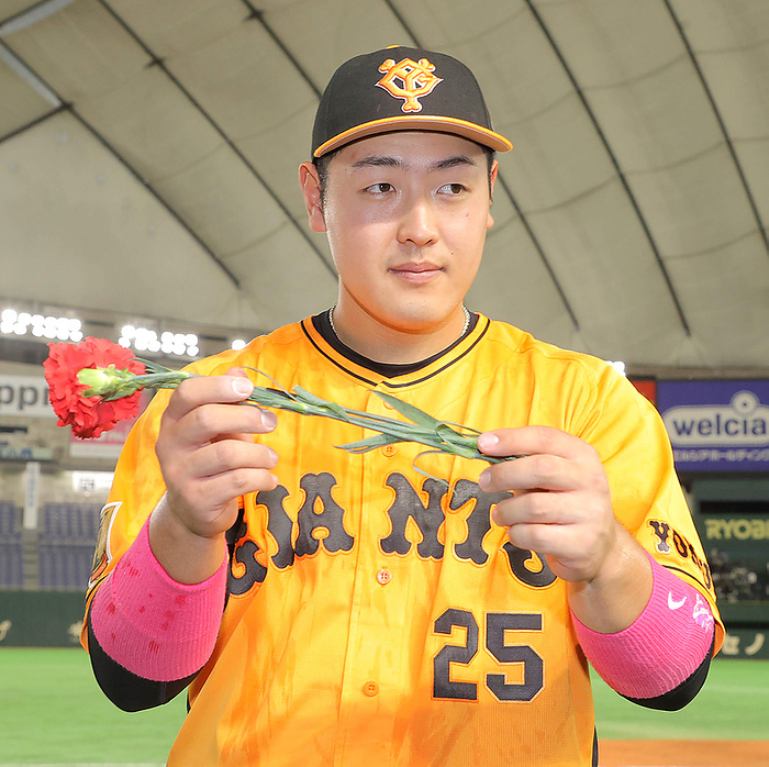 2021 Professional Baseball Giants Yakult. Kazuma Okamoto of the Giants holds a carnation for Mother s Day. Taken at Tokyo Dome on May 9, 2021. 