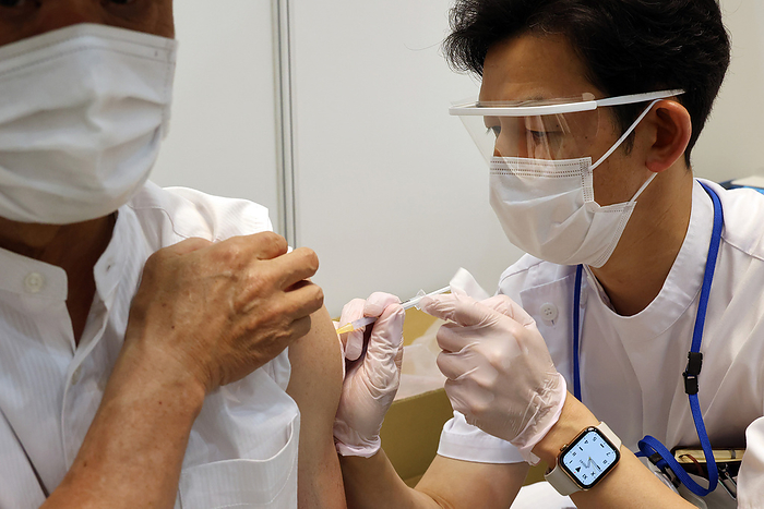 Eldely people is vaccinated for COVID 19 at a mass vaccination center in Osaka June 9, 2021, Osaka, Japan   A medical worker of Japan s Self Defense Forces gives an injection of COVID 19 vaccine to an elderly person at a mass vaccination center in Osaka, western Japan on Wednesday, June 9, 2021.    Photo by Yoshio Tsunoda AFLO  
