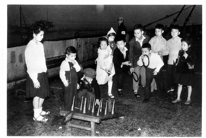 Children throwing rings on the salvage and deck   History of the Showa era of 100 million people   4  Some brought home  brides from the south.  Children who grew up in war torn Vietnam, throwing rings on the deck in front of Japan for the first time. 100 Million People s History of the Showa Era  4 , p. 194