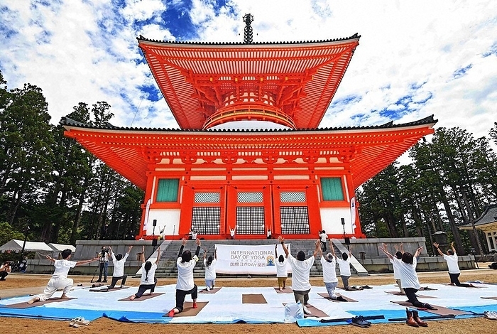  Participants practice yoga in front of the Nemoto  Great Pagoda  in the Danjo Temple during the online broadcast of  Yoga for 1,000 People,  held in honor of International Yoga Day.  Participants in the online broadcast of  Yoga for 1000 People,  held in commemoration of the International Day of Yoga, perform yoga in front of the Nemoto Daito Pagoda at the Danjo Temple in Koya Town, Wakayama Prefecture, at 11:45 a.m. on June 20, 2021.