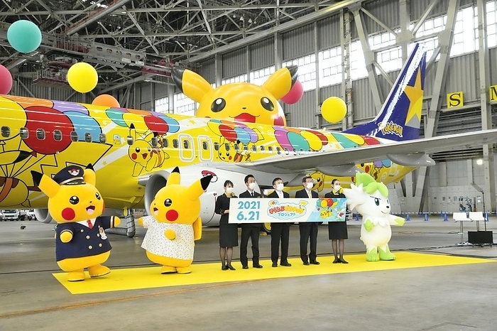 Skymark Airlines launches  Pikachu Jet  service Pok mon Inc. held a  Pok mon New Project Presentation  at the Skymark Haneda Hangar on June 21. Pictured are Pok mon President Tsunekazu Ishihara  center , Skymark President Shun Dong  second from right , and others on June 21, 2021 in Ota ku, Tokyo.