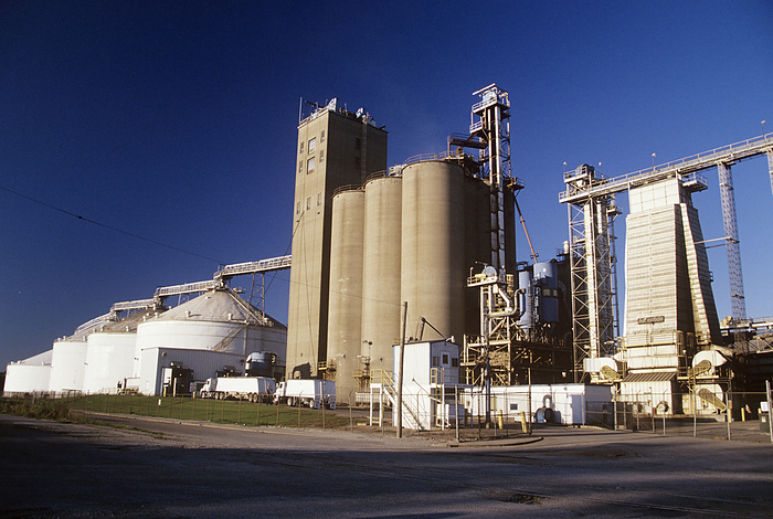 Soy processing plant, Illinois, USA Soy processing plant. Soy crushing and processing plant. At this plant soybeans are crushed and their oil extracted. The oil may be used for food or further processed for use in industry or as a biofuel. The soybeans can be used as fodder for livestock, ground to produce soy flour, texturised to produce texturised vegetable protein, or further processed to produce high protein food products. Photographed at the Bunge North America plant, Cairo, Illinois, USA.