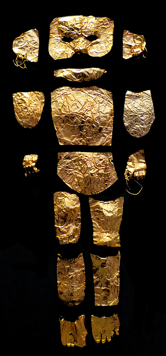 A unique gold covering for the body and the face of an infant, consisting of pieces of gold foil. A distinctive detail are the ring-shaped earrings.
