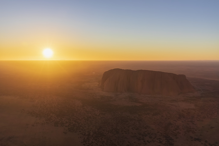 Australien, Ozeanien, Northern Territory, Zentralaustralische W ste, Ulu u Kata Tju a Nationalpark, Uluru   Ayers Rock im Sonnenaufgang, Aerial View Australia, Northern Territory, Aerial view of Uluru at sunrise
