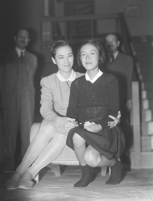 On September 17, 1946, Kuniko Sumitomo (right), the daughter of the Sumitomo family, was kidnapped on her way to school. In the first open investigation after the war, the perpetrator, Yoshio Higuchi, was arrested six days later. Kuniko was safely returned to the hands of her mother, Haruko, in Tokyo in September 1946.
Published in 