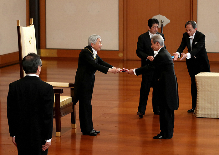 Autumn Conferment of Decorations: Former Speaker of the House of Councillors, Mr. Itsuki Eda Mr. Itsuki Eda, former Speaker of the House of Councillors, receives the Grand Cordon of the Order of the Paulownia Flowers from His Majesty the Emperor of Japan at the Grand Cordon of the Autumn Conferment of Decorations ceremony at 10:31 a.m., November 8, 2016, in the Pine Room of the Imperial Palace  Representative photo 