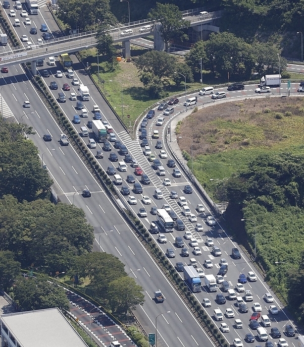 A crowded merge point at the Yokohama Machida Interchange on the Tomei Expressway at 10:05 a.m. on July 22, 2021, from the headquarters helicopter. A crowded merge point at the Yokohama Machida Interchange on the Tomei Expressway at 10:05 a.m. on July 22, 2021, from the headquarters helicopter.