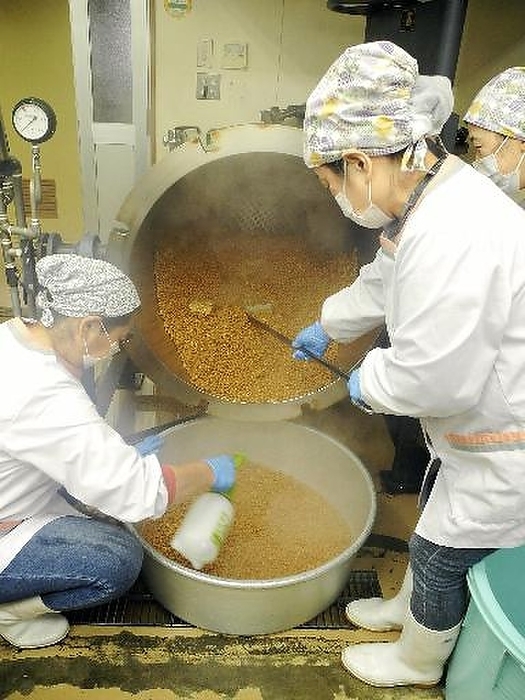 Making Natto  Date unknown  Women spraying natto bacillus on soybeans steamed in a pressure cooker.