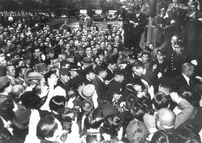 Memories of Emperor Showa on a pilgrimage in the city of Nagoya, in the midst of a crowd. Emperor Showa was surrounded by large crowds of welcoming people in various places. In Nagoya City, Aichi Prefecture, he walked from Otsu Bridge to City Hall while being jostled by the crowds  October 22, 1946, photo by the Photo Department . Published in Sunday Mainichi, December 3, 2005, emergency extra edition, p. 115 Published in  100 Million People s Showa History   5 , p. 151