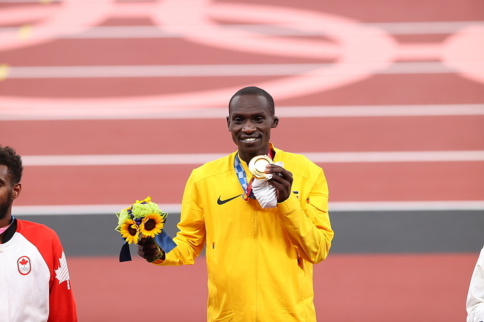 Tokyo Olympic Games 2020   Athletics Joshua CHEPTEGEI  UGA  celebrates on the podium with the gold medal, AUGUST 6, 2021   Athletics : Men s 5000m Medal Ceremony during the Tokyo 2020 Olympic Games at the National Stadium in Tokyo, Japan.  Photo by YUTAKA AFLO SPORT 