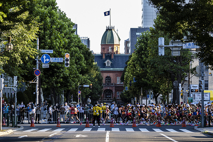 Tokyo Olympic Games 2020   Athletics The runners pass in front of the Red Brick Building, The former Hokkaido Government Office, in downtown Sapporo, AUGUST 7, 2021   Athletics : Women s Marathon during the Tokyo 2020 Olympic Games at the Sapporo Odori Park  in Sapporo, Japan.  Photo by Takeshi Nishimoto AFLO 