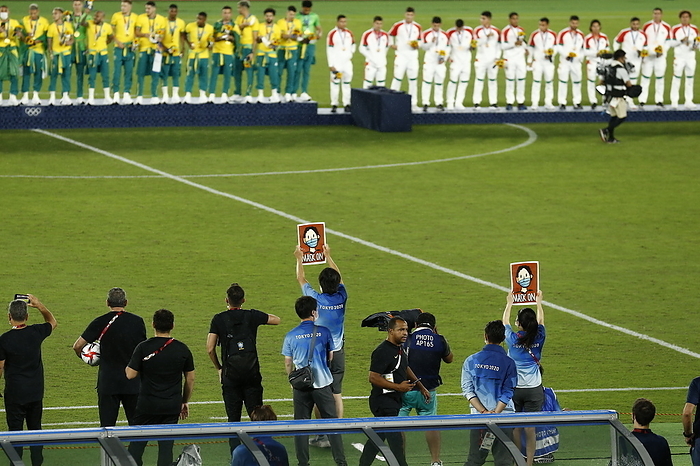Soccer : Tokyo 2020 Olympic Games Men s Football Gold medal match : Brazil 2 1 Spain General view of Volunteer, AUGUST 7, 2021   Football   Soccer : A volunteer staff member holds up a board instructing people to put on and take off their masks during the awards ceremony after Tokyo 2020 Olympic Games Men s football Gold medal match between Brazil 2 1 Spain at the International Stadium Yokohama in Yokohama, Japan.  Photo by Mutsu Kawamori AFLO 