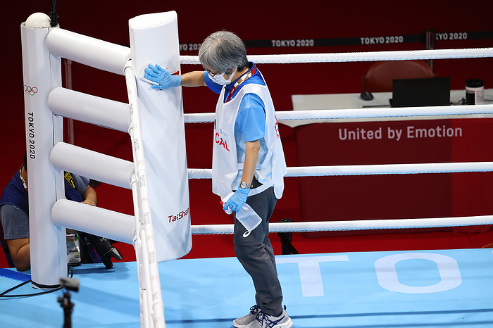 Tokyo Olympic Games 2020  General view,  AUGUST 7, 2021   Boxing :  Staff member disinfects the ring during the Tokyo 2020 Olympic Games  at the Kokugikan Arena in Tokyo, Japan.  Photo by Yohei Osada AFLO SPORT 