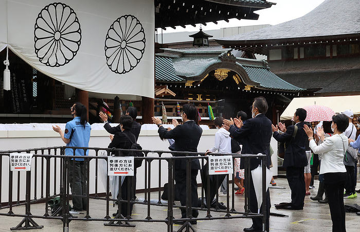 Japan marked the 76th anniversary of its surrender of WWII. August 15, 2021, Tokyo, Japan   People clap their hands to honor war victims at the controversial Yasukuni shrine in Tokyo on Sunday, August 15, 2021. Japan marked the 76th anniversary of its surrender of WWII.     Photo by Yoshio Tsunoda AFLO 