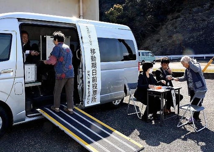  In response to the closure of polling stations in depopulated areas, vehicles will be sent around Nagasaki Prefecture in 2019.  Voters cast their votes at a mobile polling station using a van in Tsushima City, Nagasaki Prefecture, on April 3.