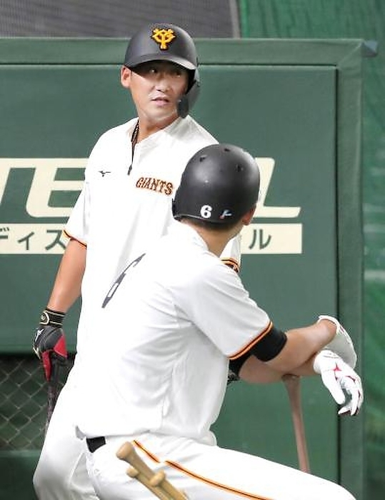 2021 Professional Baseball Sho Nakata of the Giants talks with Hayato Sakamoto  foreground  after participating in pre game practice. Taken at Tokyo Dome on August 20, 2021. 