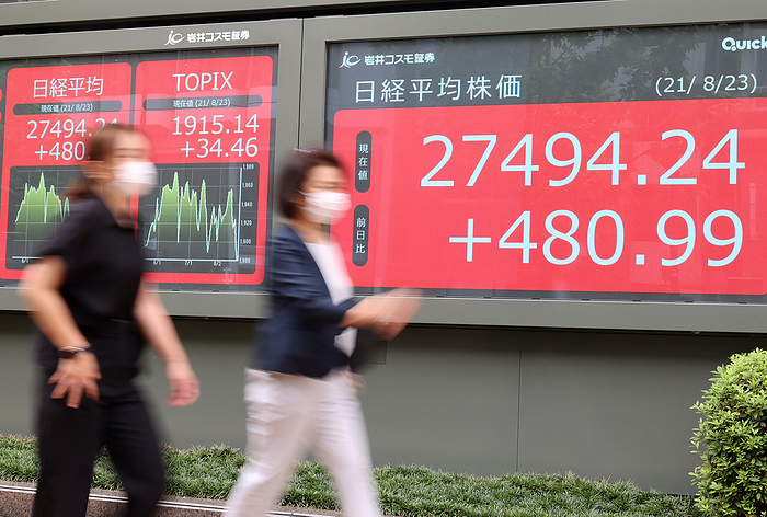 Japane s share prices rose 480.99 yen at the Tokyo Stock Exchange August 23, 2021, Tokyo, Japan   Pedestrians pass before a share prices board in Tokyo on Monday, August23, 2021. Japan s share prices rebounded 480.99 yen to close at 27,494.24 yen at the Tokyo Stock Exchange.     Photo by Yoshio Tsunoda AFLO 